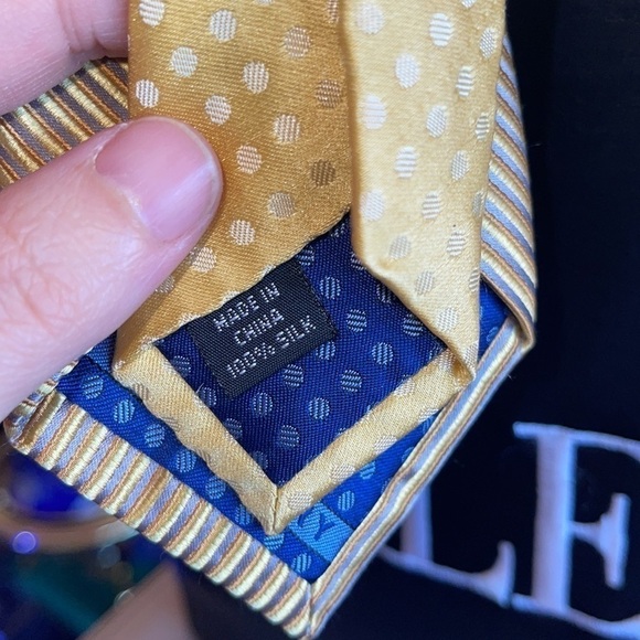 Perry Ellis portfolio 100% silk yellow and silver striped and a few spots - Picture 5 of 8